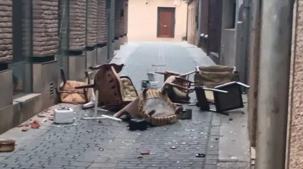 Imagen de los objetos arrojados a la calle que rompieron el cristal