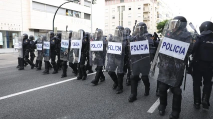 19/06/2025 Imágenes de la huelga del metal, a 19 de junio de 2025 en Cádiz (Andalucía, España). Segunda jornada de huelga de los trabajadores del sector auxiliar del metal en la provincia de Cádiz dejan desde primera hora de este jueves 19 de junio cortes de carreteras por barricadas de neumáticos en los accesos desde la capital hacia Puerto Real y San Fernando y mantiene interrumpida la circulación de trenes de Cercanías con origen y destino Cádiz y de los que conectan con Sevilla.POLITICA Nacho Frade - Europa Press