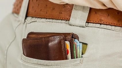 ¿Tarjeta o efectivo? Descubre la forma más segura y cómoda de pagar este verano