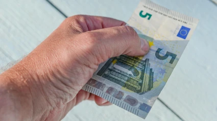 El efectivo sigue siendo imprescindible en muchas situaciones. En mercados, pequeñas tiendas, bares o en zonas rurales, es frecuente que no acepten tarjeta
