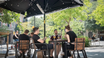 Varias personas en la terraza de un bar en Barcelona