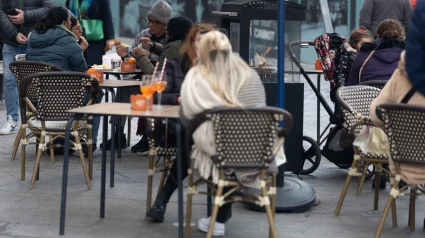 Varias personas en la terraza de una bar en Madrid
