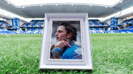 La fotografía de Peter Dubovsky sobre el césped del Carlos Tartiere