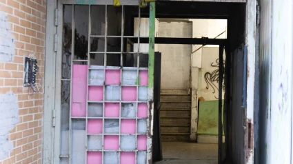 La entrada de un edificio okupado en Madrid