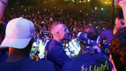 Santi Cazorla, en el escenario, frente a miles de aficionados