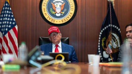 Una foto facilitada por la Casa Blanca muestra al presidente estadounidense Donald Trump en la Sala de Crisis de la Casa Blanca en Washington