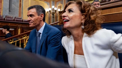 El primer ministro español, Pedro Sánchez (izq.), y María Jesús Montero (der.), ministra de Hacienda y Función Pública, son vistos en el Congreso de los Diputados de España.