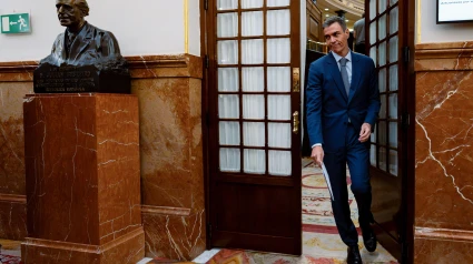 El primer ministro español, Pedro Sánchez, sale de la sala del Congreso de los Diputados.