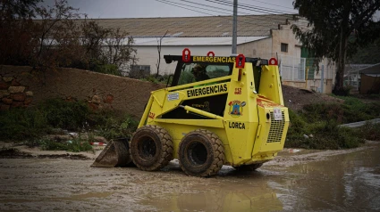 Un vehículo de Emergencias limpia una carretera de Lorca durante el temporal de lluvias de marzo