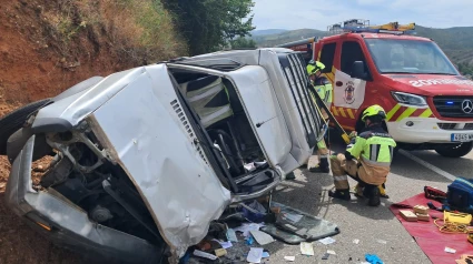 Dos personas resultan heridas tras colisionar un turismo y una furgoneta en Puente Domingo Flórez (León)