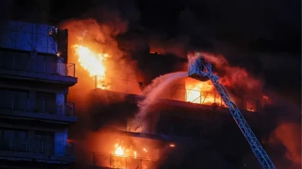 Bomberos trabajan en el incendio