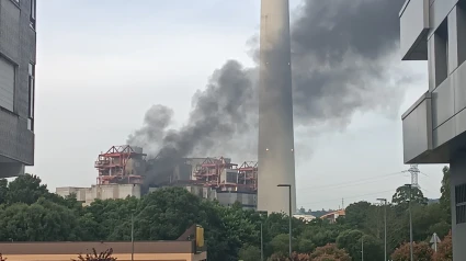 Incendio en el interior de la antigua central térmica de As Pontes