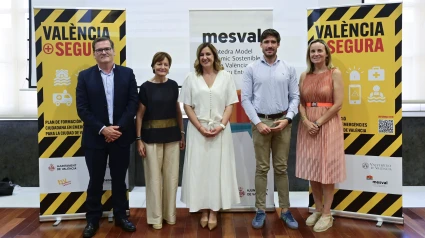 La alcaldesa, con la rectora de la Universidad y otros responsables municipales y académicos