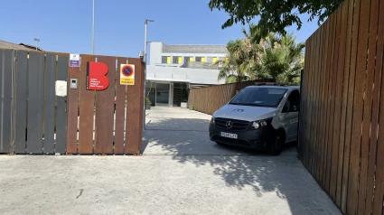 Entrada en el centro de acogida afectado por el fuego