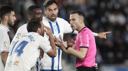 De la Fuente Ramos arbitrando al CD Tenerife.