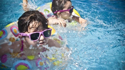 Varios niños disfrutando de la piscina