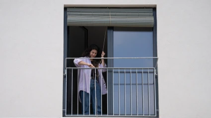 Nuevos inquilinos durante la entrega de las llaves de una promoción pública de alquiler asequible
