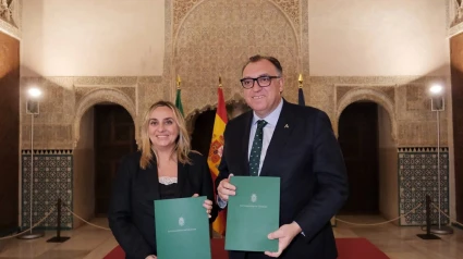 El consejero de Turismo y Andalucía Exterior de la Junta de Andalucía, Arturo Bernal, y la alcaldesa de Granada, Marifrán Carazo, tras la firma del tercer convenio andaluz para el control de viviendas turísticas.