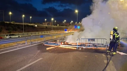 24/06/2025 Un bommbero sofoca una barricada en uno de los accesos a Cádiz por la huelga del metal.POLITICA ESPAÑA EUROPA ANDALUCÍASUBDELEGCIÓN DEL GOBIERNO