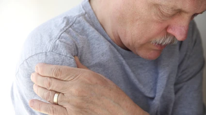 Hombre con dolor en las articulaciones