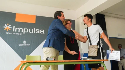 El alcalde de Córdoba entrega un diploma a un alumno
