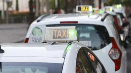 Archivo - Taxis en el centro de Sevilla. A 1 de agosto de 2024,