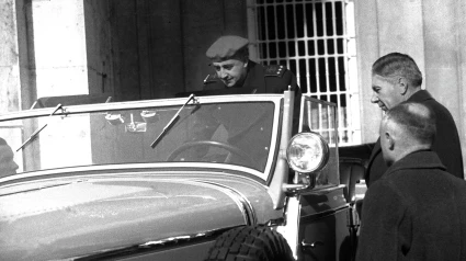En el Palacio Real, el embajador alemán hace entrega a Franco del coche que le ha regalado Adolf Hitler