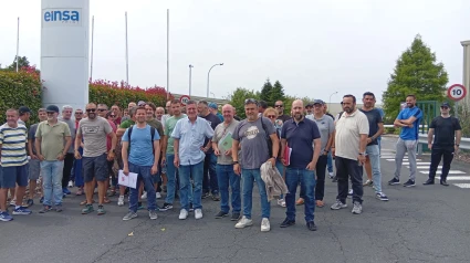Los trabajadores concentrados este martes ante las instalaciones de As Pontes