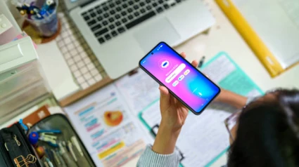 Un estudiante interactúa con la inteligencia artificial a través de una aplicación de su teléfono móvil
