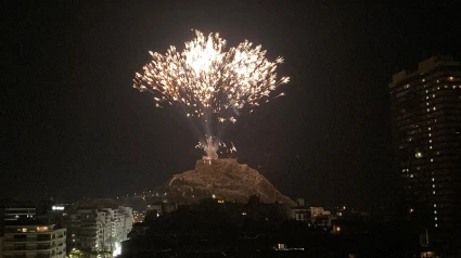 Imagen de la gran palmera de Hermanos Ferrández que inició la 'Nit de la Cremà'.