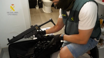 Imagen de uno de los subfusiles decomisados en la operación