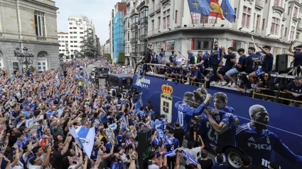 El autobús con los jugadores del Real Oviedo durante un momento de la celebración del ascenso