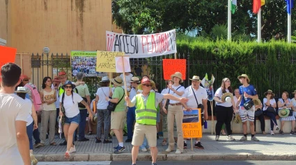 Vecinos de la Junta de Caminos protestan en la Subdelegación del Gobierno en Málaga