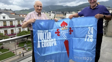 El alcalde de O Barco, Alfredo García, entrega la bandera del Celta al socio más antiguo de la localidad