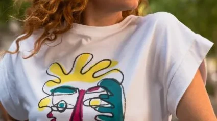 Las camisetas solidarias llevan las ilustraciones de Ana de la Lastra
