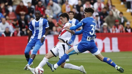 Adrián Pica en una acción de un partido con la camiseta del Alavés la pasada temporada