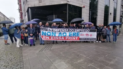 Los operarios a las puertas de la Xunta en Ferrol