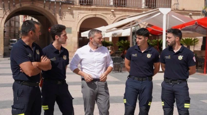 El concejal de Emergencias de Lorca, en el centro, con personal del servicio municipal