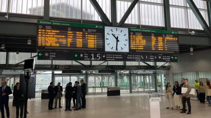 Vestíbulo de 1.100 m2 que vertebra la nueva estación de tren de Santiago