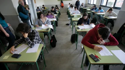Alumnos de un instituto realizan un examen