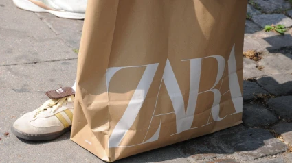 Shopper de Zara con bolsa de compras de Zara