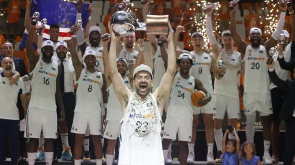 Sergio Llull levanta el título de Liga