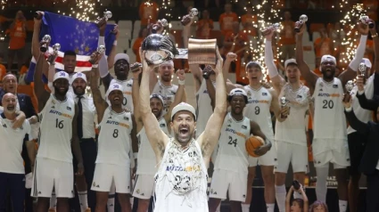 Sergi Llull levanta el trofeo de la liga ACB 2024-25