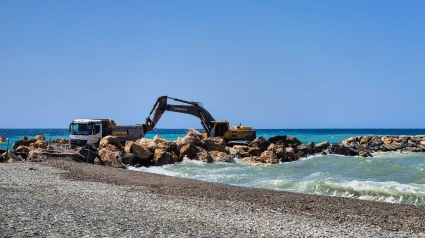 El espigón de PLaya Granada se retrasa hasta julio