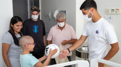 Marco Asensio visita a los niños en Son Espases