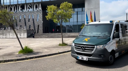 Un furgón de la Guardia Civil lleva al acusado de asesinar a una mujer en Gijón del Palacio de Justicia a la cárcel de Asturias