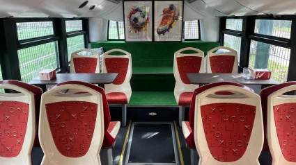 El autobús has sido transformado en un acogedor bar