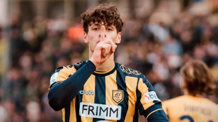 Romano Mussolini celebra un gol con la camiseta de su antiguo club.