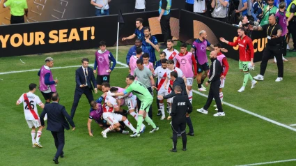 Jugadores de Inter y River Plate agarran a Acuña para evitar la pelea con Dumfries.