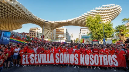 Miles de sevillistas se manifiestan para exigir la dimisión del consejo de administración del club